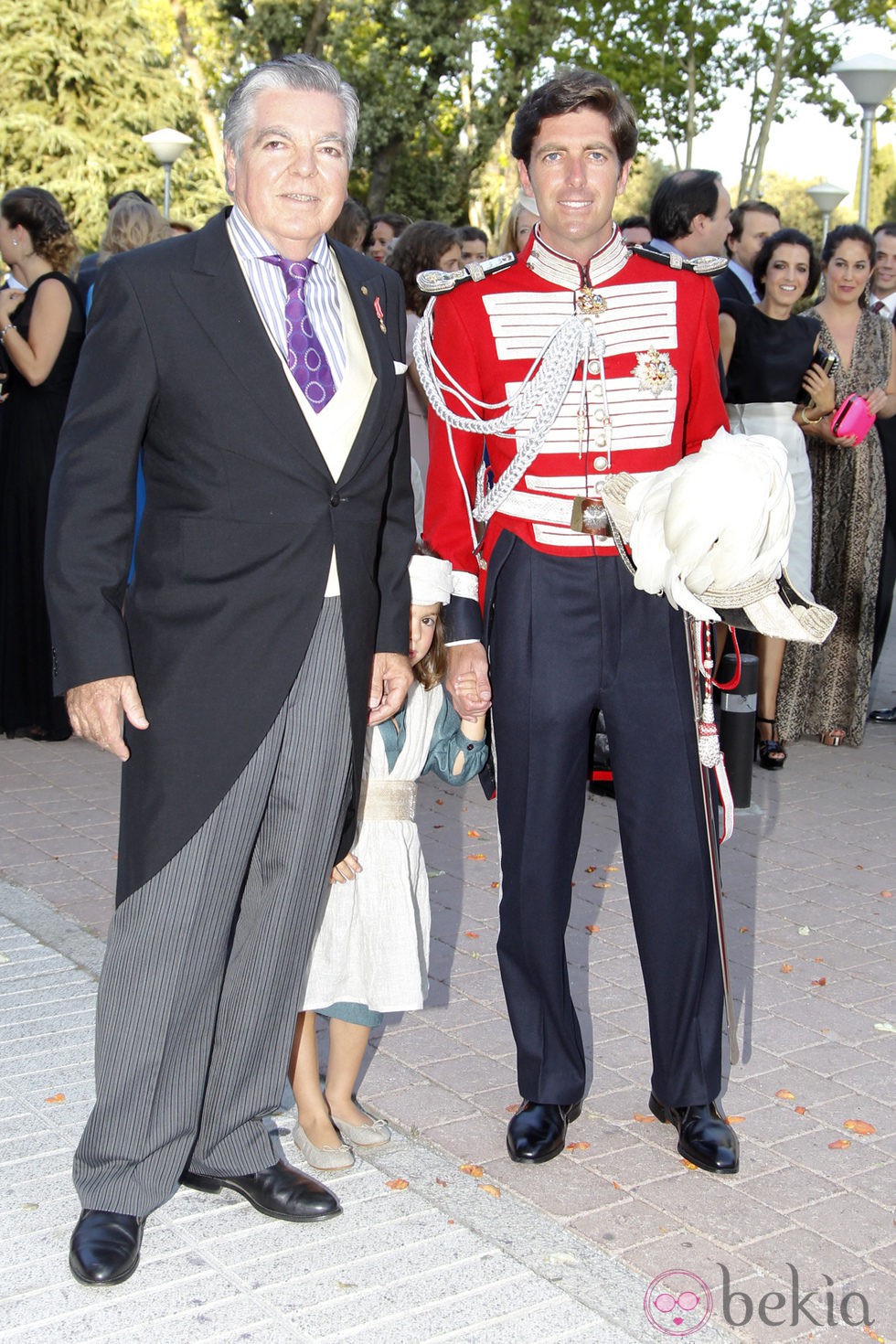 Manuel Lastra y su padre a la entrada de su boda con Leticia Calderón