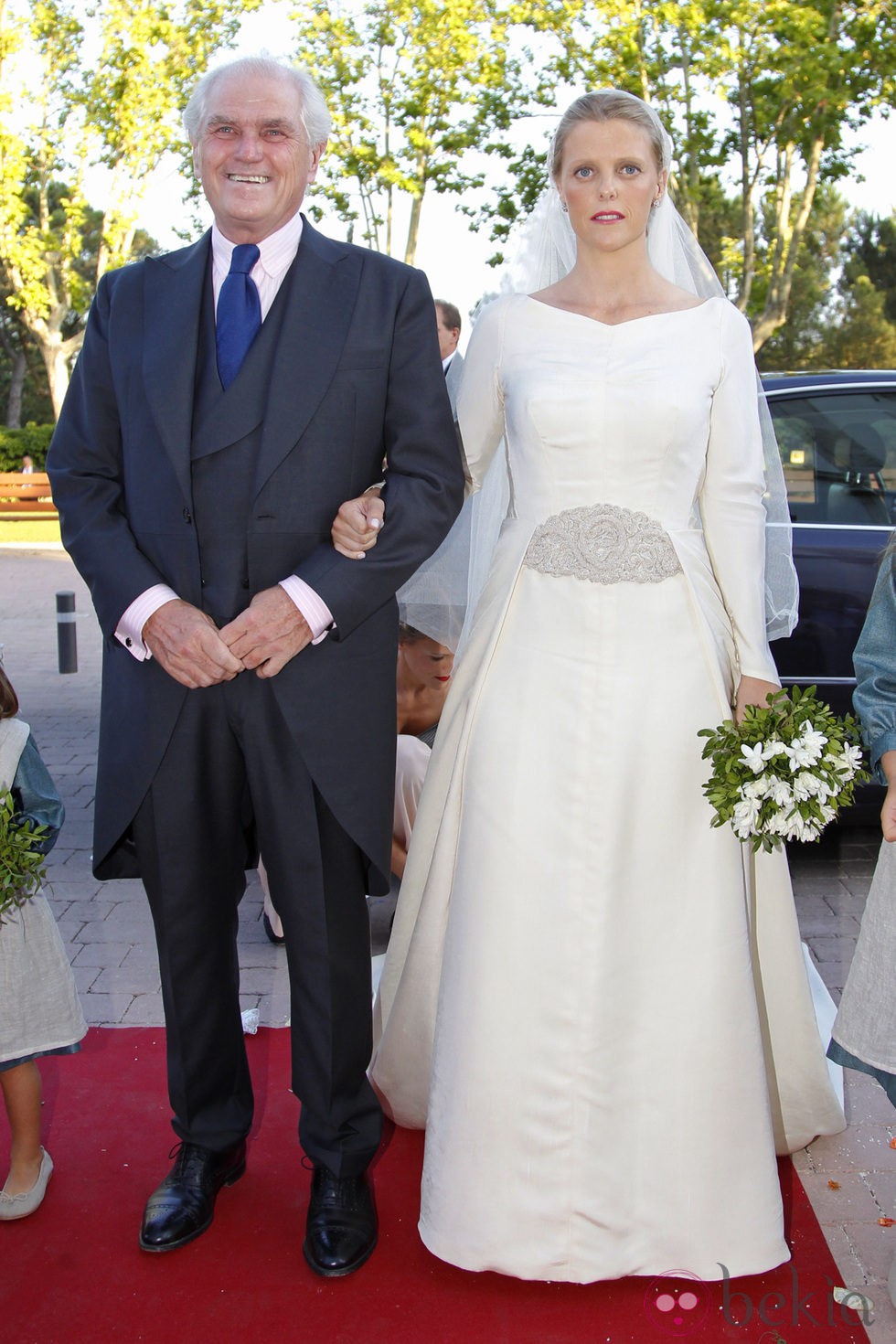Leticia Calderón y su padre a la entrada de su boda con Manuel Lastra