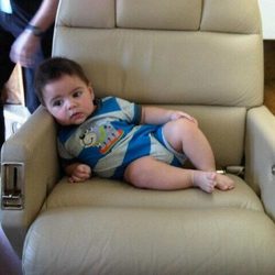 Milan Piqué Mebarak muy cómodo en el asiento de un avión