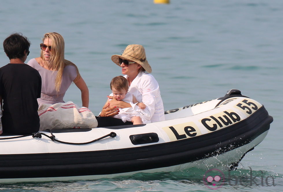 Uma Thurman cuidando de su hija Luna durante sus vacaciones en Francia