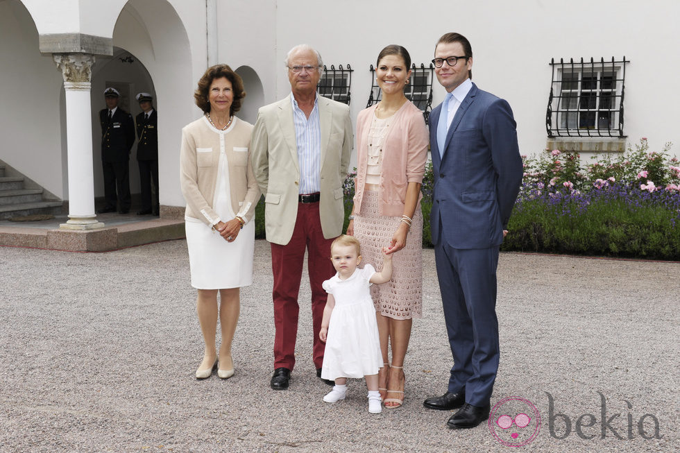 Posado de los Reyes de Suecia y los Príncipes herederos con su hija Estela por el 36 cumpleaños de la Princesa Victoria