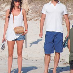 Gonzalo Miró y su novia Ana Isabel Medinabeitia en las playas de Ibiza