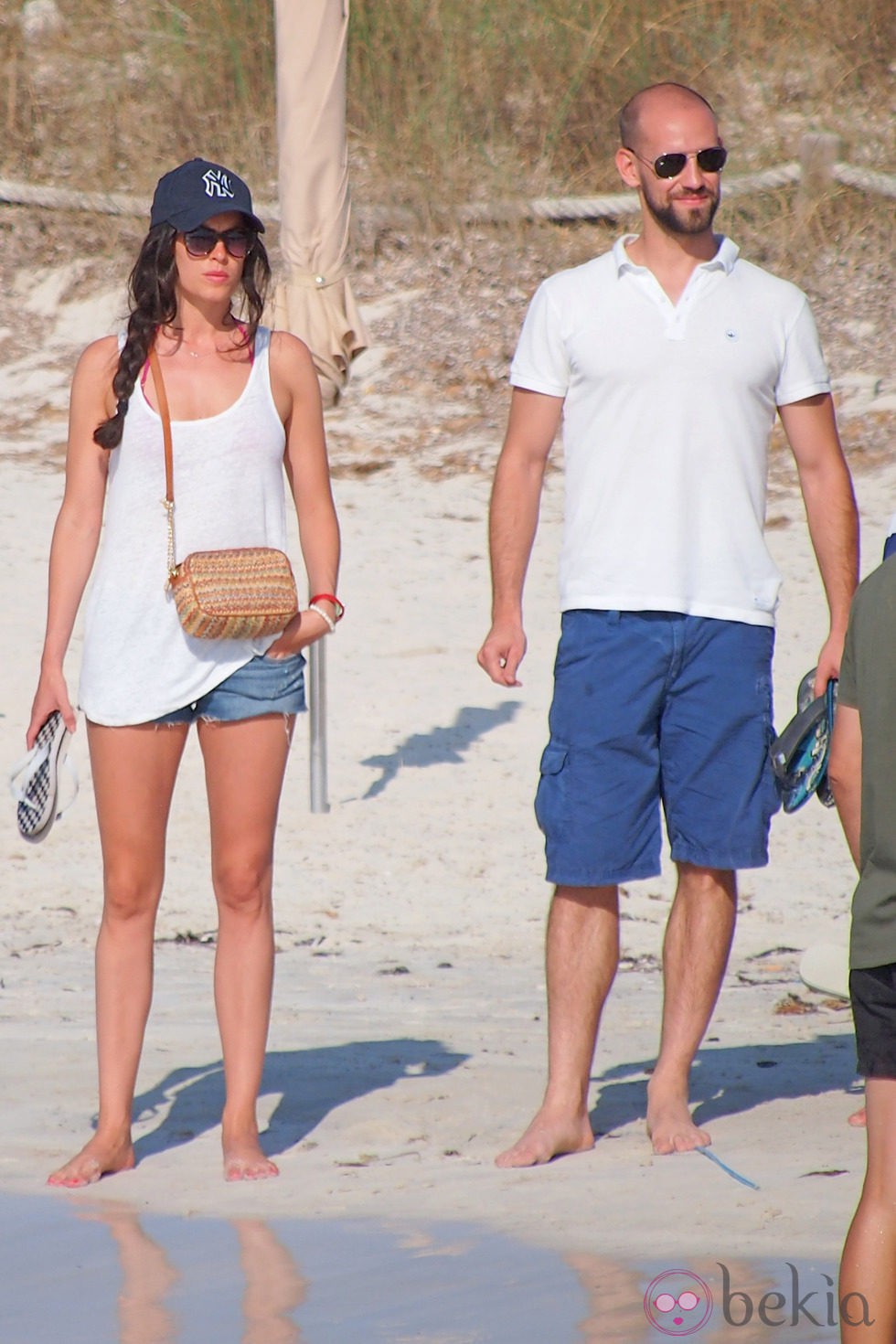 Gonzalo Miró y su novia Ana Isabel Medinabeitia en las playas de Ibiza