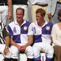 Los Príncipes Guillermo y Harry de Inglaterra en un torneo benéfico de polo
