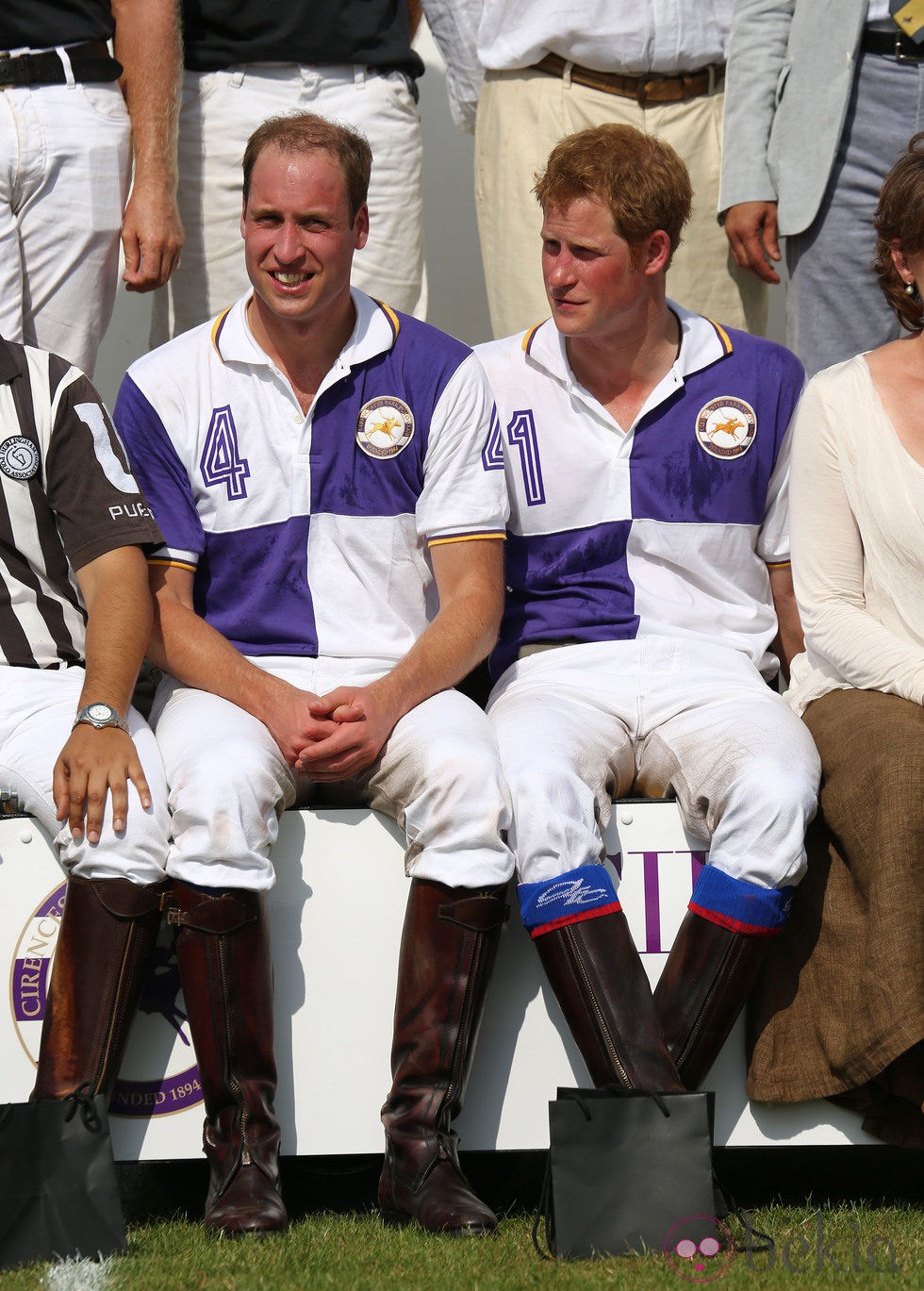 Los Príncipes Guillermo y Harry de Inglaterra en un torneo benéfico de polo
