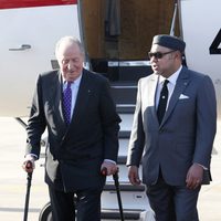 Mohamed VI recibe al Rey Juan Carlos a su llegada al aeropuerto de Rabat