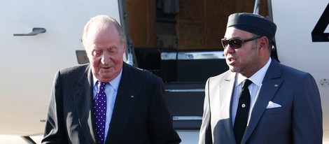 Mohamed VI recibe al Rey Juan Carlos a su llegada al aeropuerto de Rabat