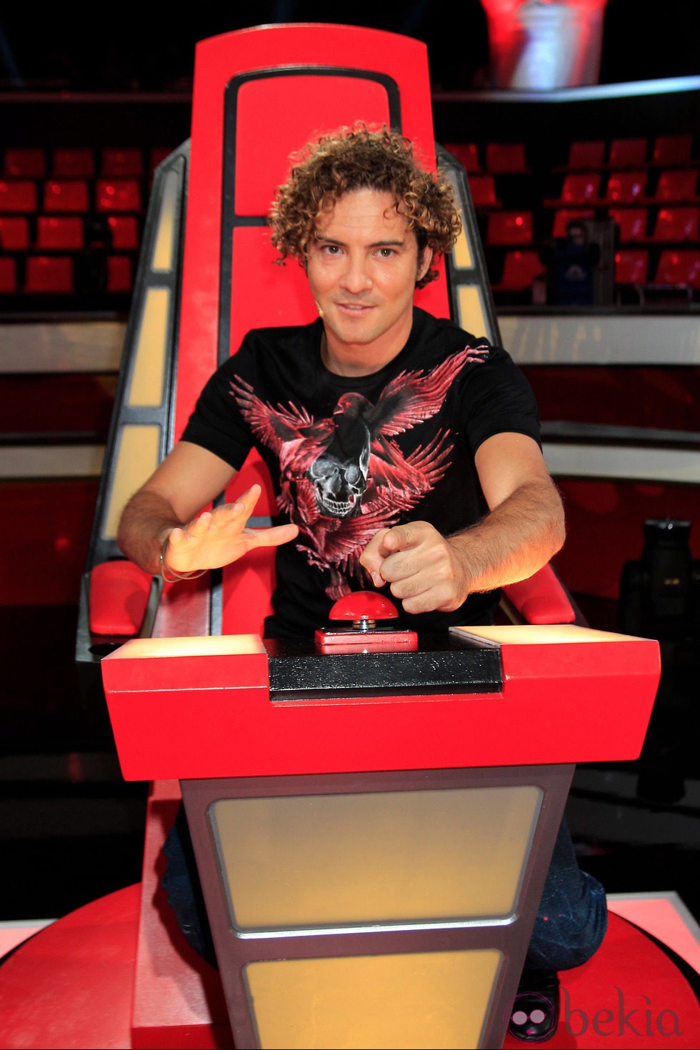 David Bisbal posando desde su silla en la presentación de la segunda edición de 'La Voz'