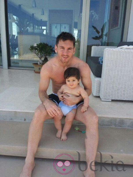Leo Messi y su hijo Thiago durante sus vacaciones en Ibiza