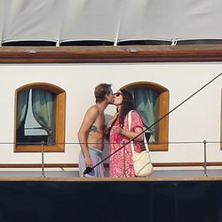 Tatiana Santo Domingo y Andrea Casiraghi besándose en un yate en Mónaco