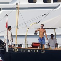 Pierre Casiraghi en bañador en un yate en Mónaco