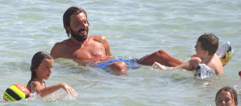 Andrea Pirlo se divierte con sus hijos durante sus vacaciones en Ibiza