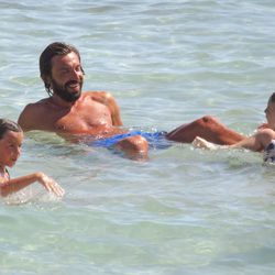 Andrea Pirlo se divierte con sus hijos durante sus vacaciones en Ibiza