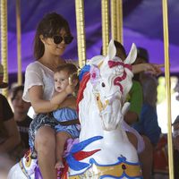 Kourtney Kardashian con Penelope Dissick en el tiovivo de Disneyland California