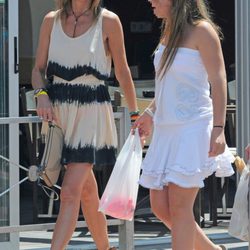 Arancha de Benito con su hija Zaira de compras por Ibiza