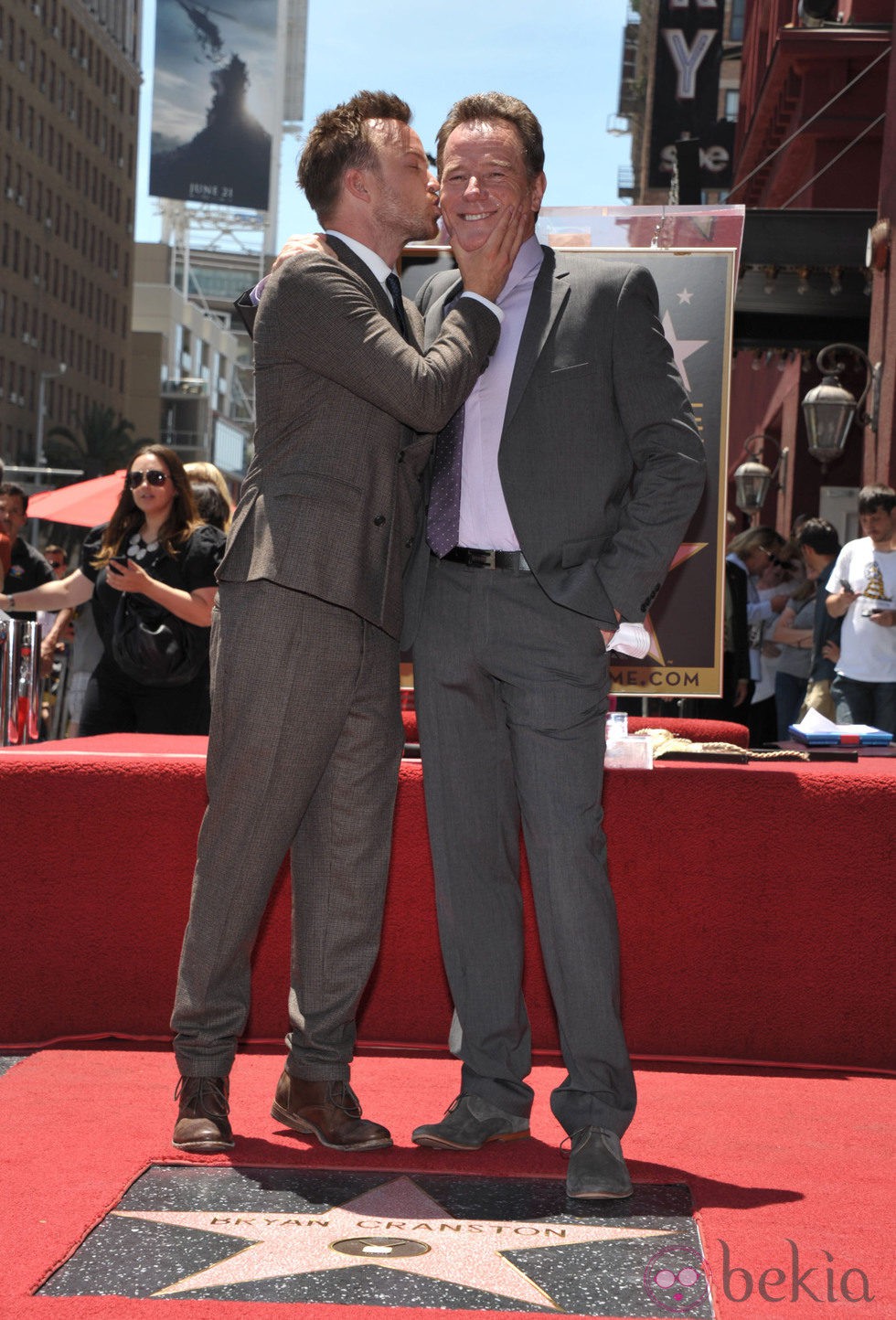 Aaron Paul besando a Bryan Cranston en el Paseo de la Fama de Hollywood