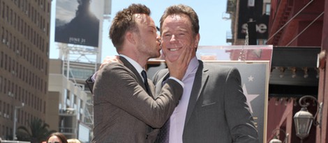 Aaron Paul besando a Bryan Cranston en el Paseo de la Fama de Hollywood