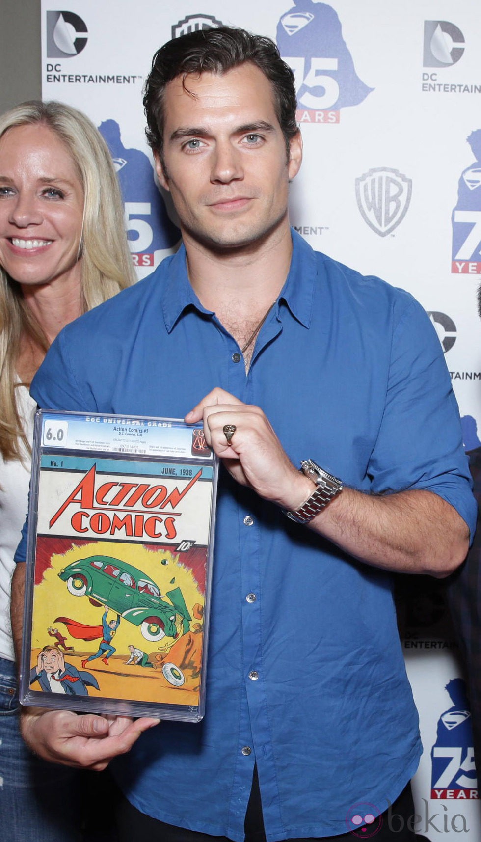 Henry Cavill con el primer tomo de 'Superman' en el Comic-on 2013