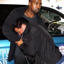 Kanye West peleándose con un fotógrafo