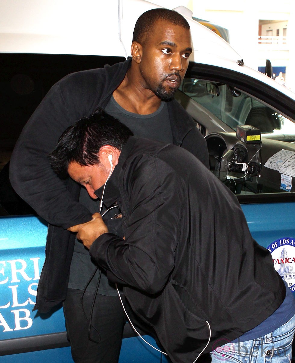 Kanye West peleándose con un fotógrafo
