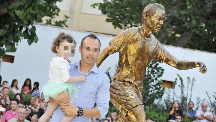 Andrés Iniesta y su hija Valeria delante de su estatua de bronce