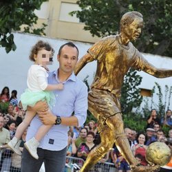 Andrés Iniesta y su hija Valeria delante de su estatua de bronce