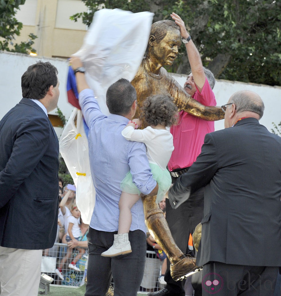 Andrés Iniesta destapa su estatua de bronce de Fuentealbilla