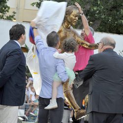 Andrés Iniesta destapa su estatua de bronce de Fuentealbilla
