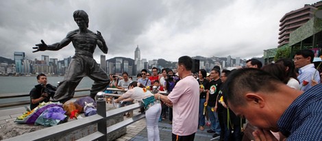 La gente homenajea la estatua de Bruce Lee en Hong Kong