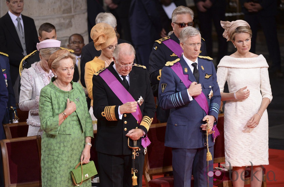 La familia real belga en el acto de investidura del príncipe Felipe