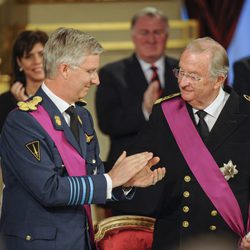 El Rey Alberto II y el Príncipe Felipe durante la ceremonia de abdicación del trono belga