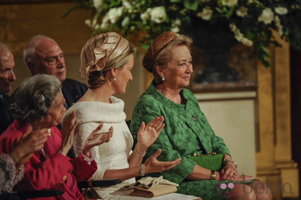 La Reina Paola y la Princesa Matilde de Bélgica durante la ceremonia de abdicación del trono belga