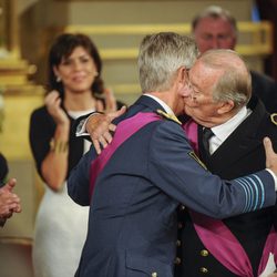 El Rey Alberto II besa a su hijo el Príncipe Felipe durante la ceremonia de abdicación