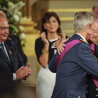 El Rey Alberto II besa a su hijo el Príncipe Felipe durante la ceremonia de abdicación