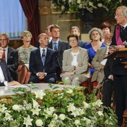 El Rey Alberto II se dirige al Primer Ministro durante la ceremonia de abdicación