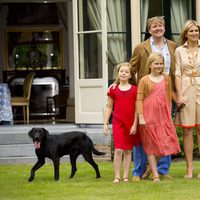 Guillermo Alejandro y Máxima de Holanda posan con sus hijas en su retrato estival