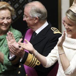 La Reina Paola, el Rey Alberto II y la Princesa Matilde de Bélgica en el juramento del Príncipe Felipe