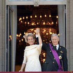 El Rey Felipe y la Reina Matilde saludan desde el balcón del Palacio Real de Bruselas
