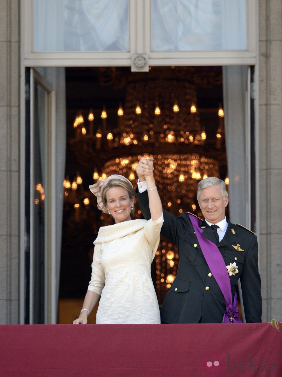 El Rey Felipe y la Reina Matilde saludan desde el balcón del Palacio Real de Bruselas