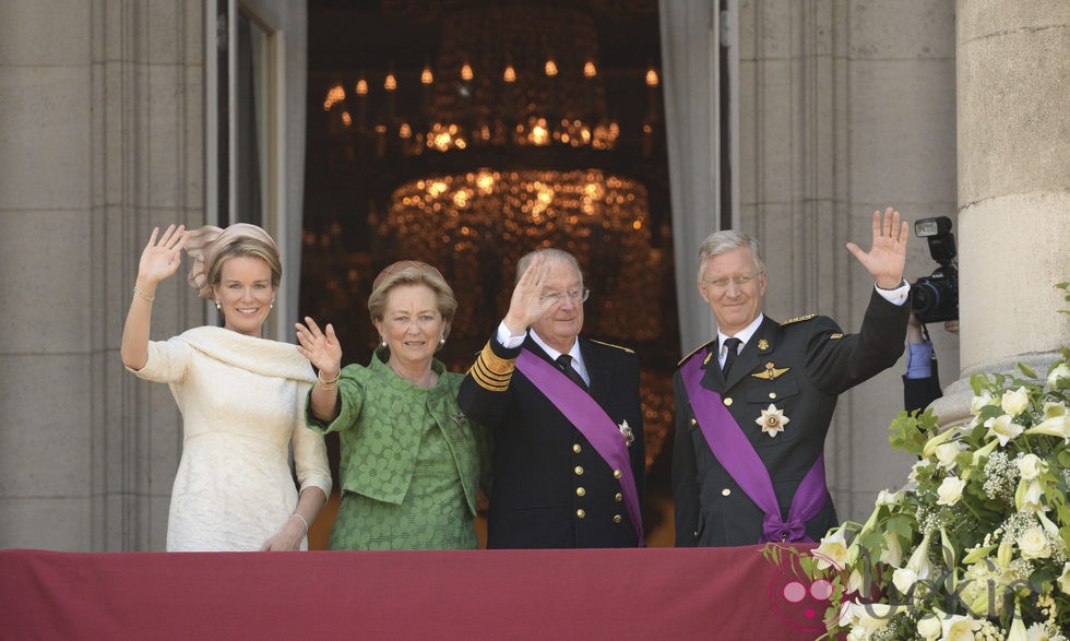 Los Reyes de los Belgas y los herederos saludan desde el balcón del Palacio Real de Bruselas