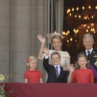 La Familia Real belga saluda desde el balcón del Palacio Real de Bruselas