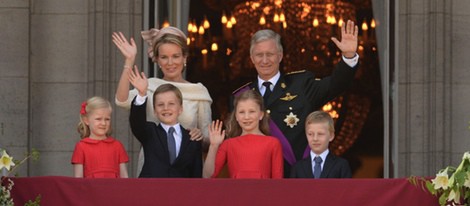 La Familia Real belga saluda desde el balcón del Palacio Real de Bruselas