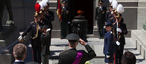 El Rey Felipe de Bélgica rinde honores a la Tumba del Soldado Desconocido