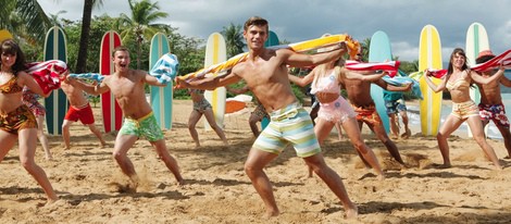 Garrett Clayton en una escena musical de 'Teen Beach Movie'