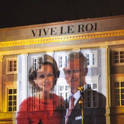 Foto proyectada de los Reyes Felipe y Matilde de Bélgica en los festejos de la coronación