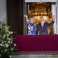 Felipe y Matilde de Bélgica saludan desde el Palacio Real en los actos finales de la coronación