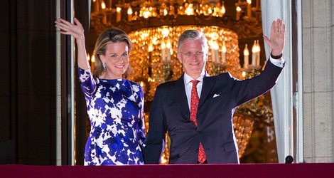Felipe y Matilde de Bélgica saludan desde el Palacio Real en los actos finales de la coronación