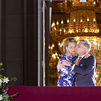 El Rey Felipe de Bélgica besa a la Reina Matilde en los actos finales de su coronación