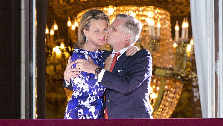 El Rey Felipe de Bélgica besa a la Reina Matilde en los actos finales de su coronación