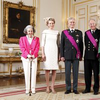 Retrato oficial de los Reyes Felipe y Matilde de Bélgica con los Reyes Fabiola, Alberto y Paola